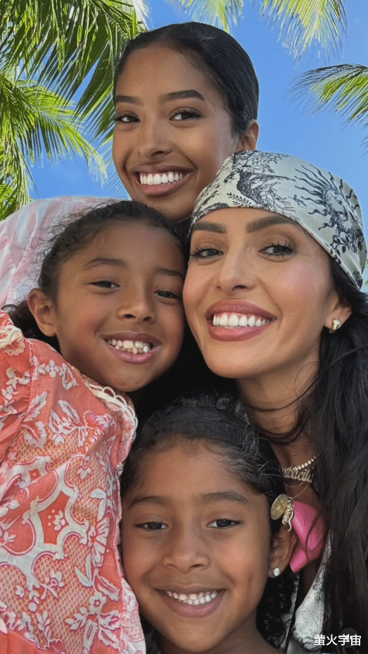 42岁科比遗孀久违闪耀派对,笑容明媚,丈夫遇难后专注养育3个女儿