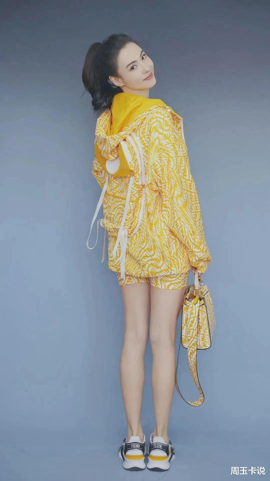 张柏芝穿紧身瑜伽服,曲线柔美,健康时尚