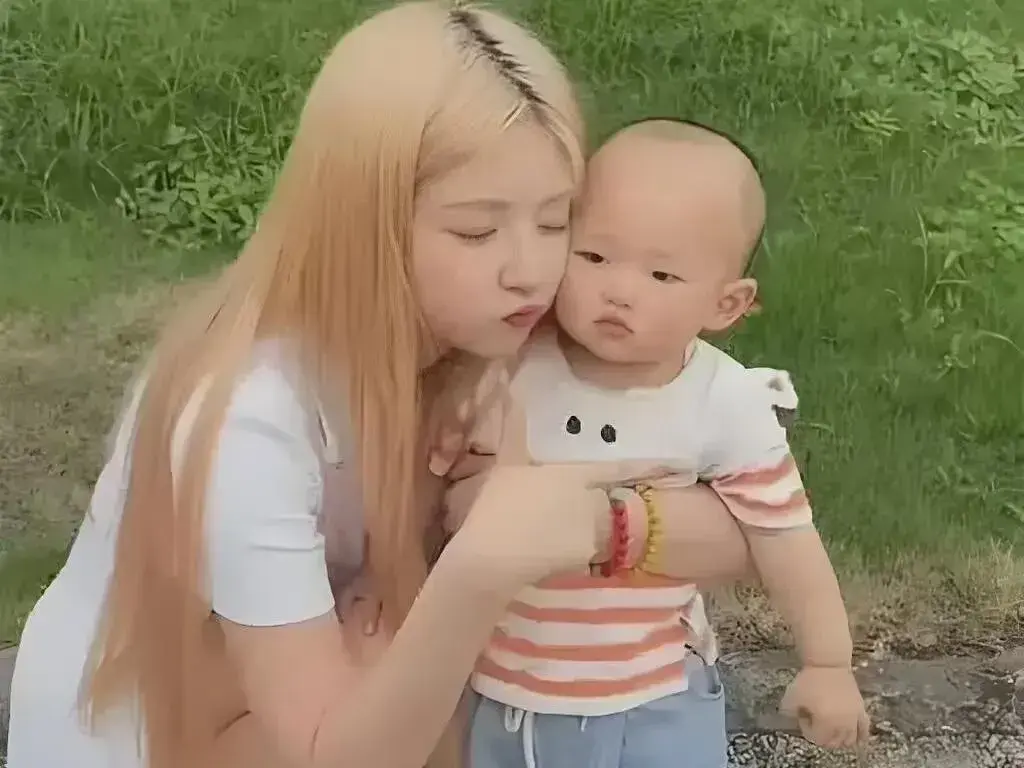 吃瓜！网友爆料黄一鸣女儿是爷爷认的，果然70岁王健林想孙女了