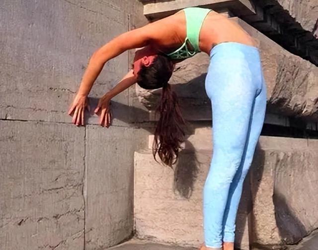 这8个瑜伽姿势靠墙练,锻炼效果加倍!