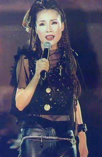 刀郎带着58岁田震上热搜，但定居澳洲的她，如今已走上另一条大道