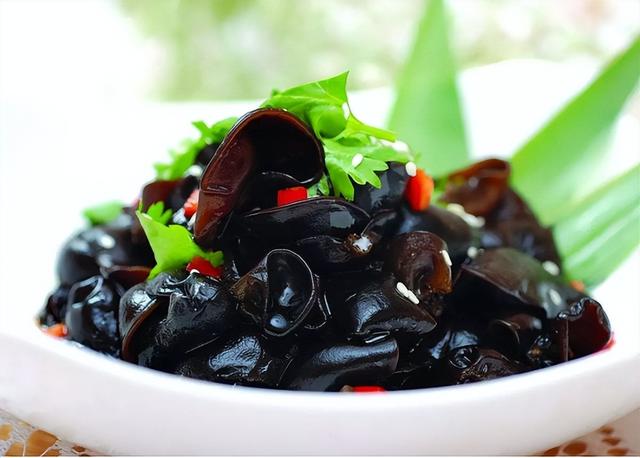 医生告诫：人老了，宁愿吃雪糕冰棍，都不要多吃这3种凉菜