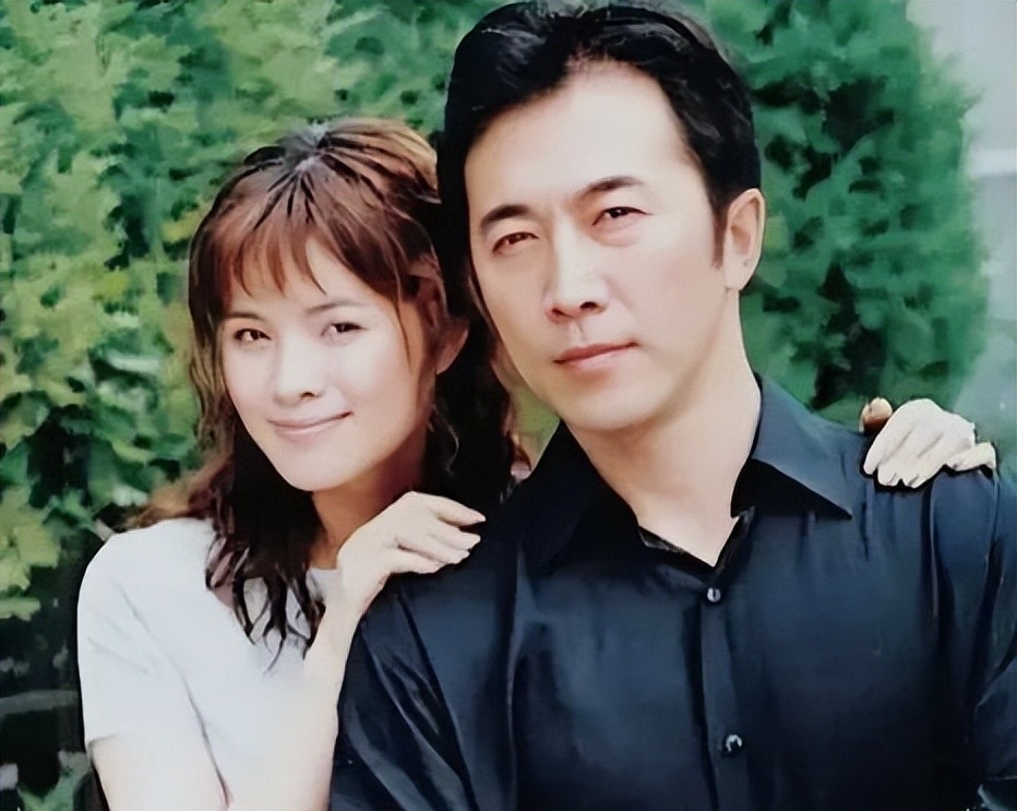 《我是刑警》郑晓宁：和萨日娜青梅竹马，50岁老来得子，如今怎样