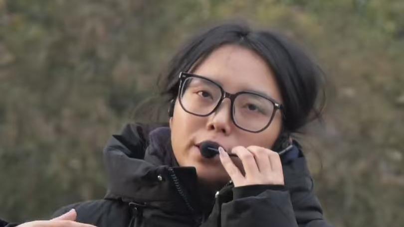 为周涛讲解的“鸡窝头”女生走红后发声，个人照曝光，颜值高、气质好