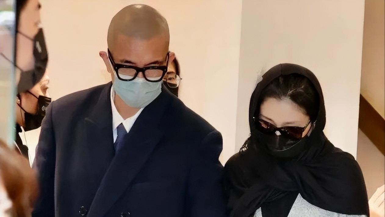 小S公公一场葬礼，却被大S抢尽风头，穿汪小菲买的衣服，疑似当妈妈了