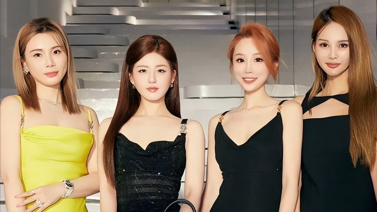 太尴尬！赵露思粉丝吐槽网红合影只修自己，被回击：工作室给的图