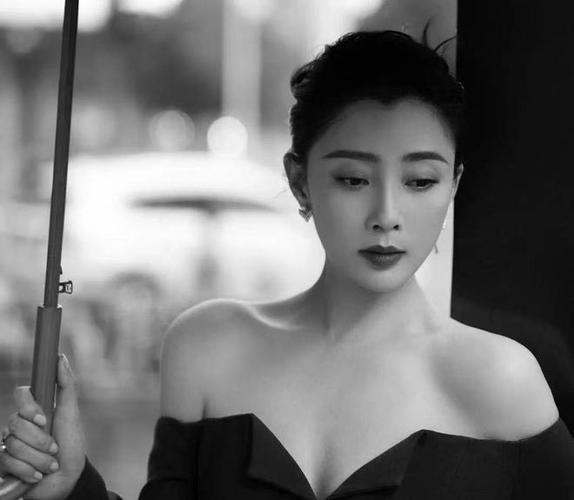 她是演员中的女富豪,多辆豪车轮流开,如今44岁却活得像20岁