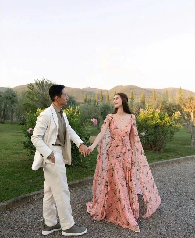 吴千语婚礼欢迎晚宴照曝光，古堡庄园老钱风满满，与老公牵手迎宾