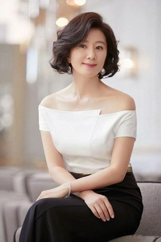 中老年女性别再烫小卷了，这些发型才是最好的选择，不老气显气质