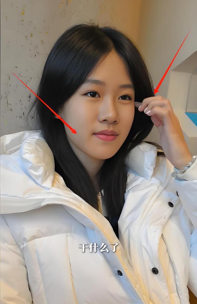 陆毅夫妇带女儿拔牙，16岁贝儿涂口红做指甲，陆毅皱眉表情抢镜