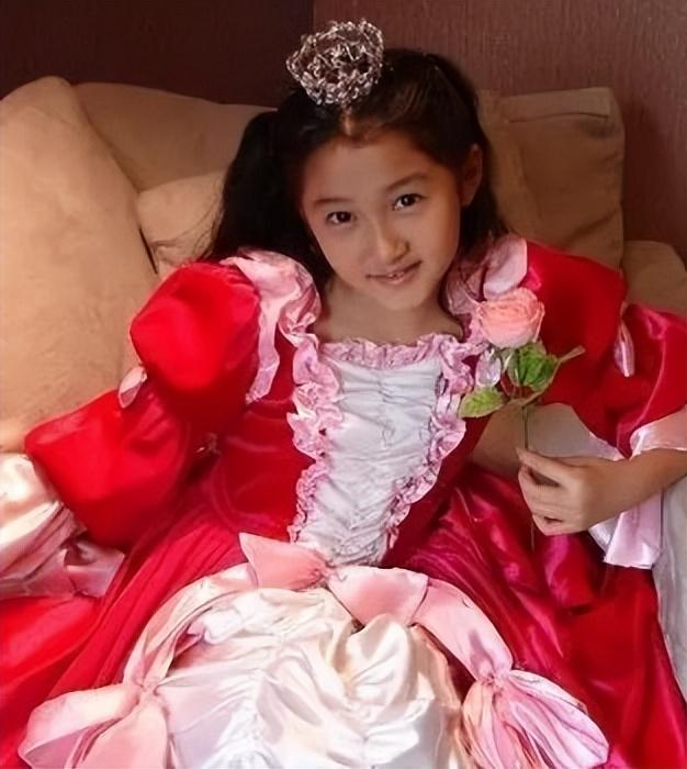 正是因为家底雄厚,关晓彤才得以和周杰伦,佟大为等一线明星搭戏.