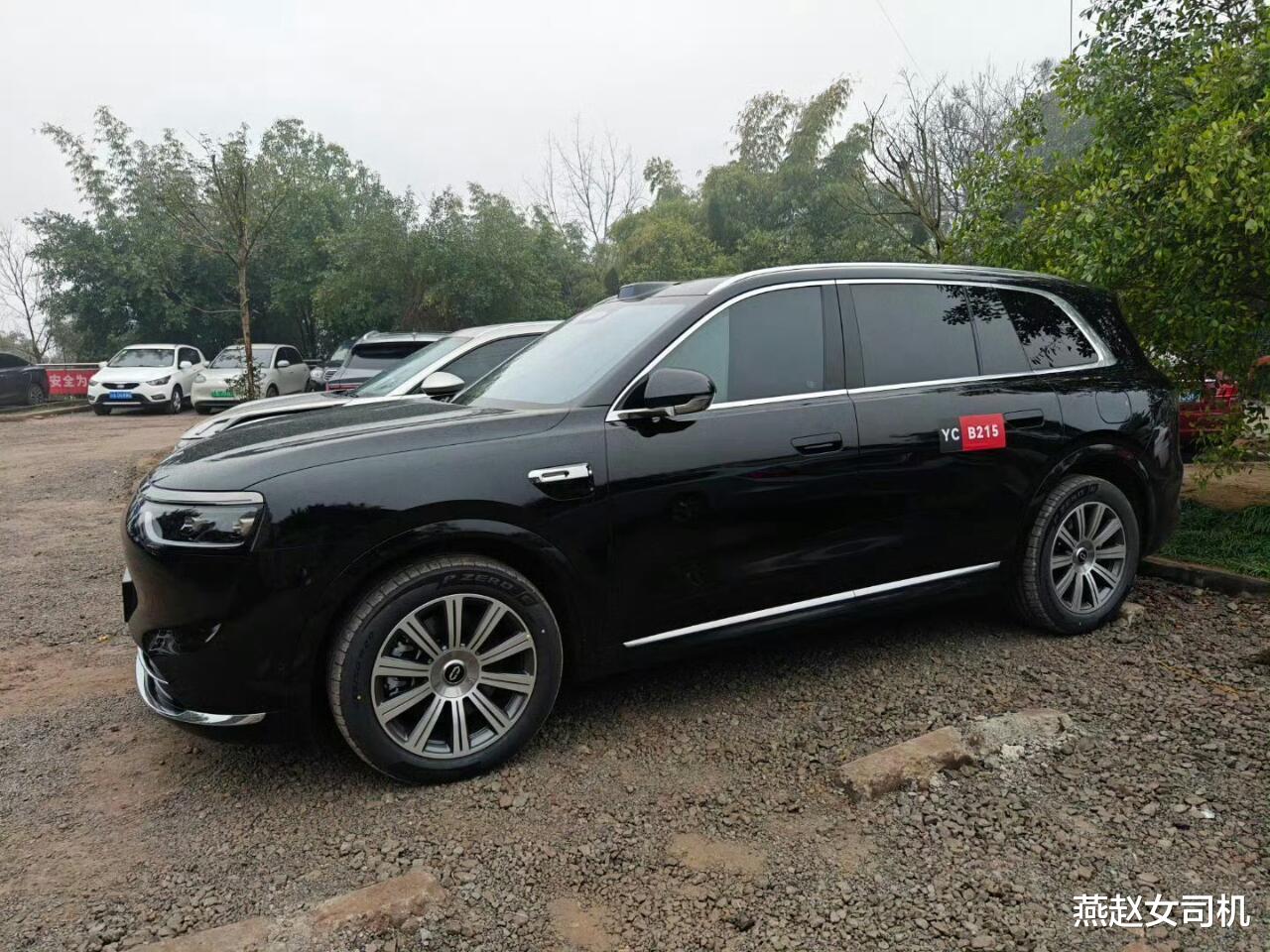 问界M8更多实车图曝光，大过理想L8，配533马力+纯电续航240km