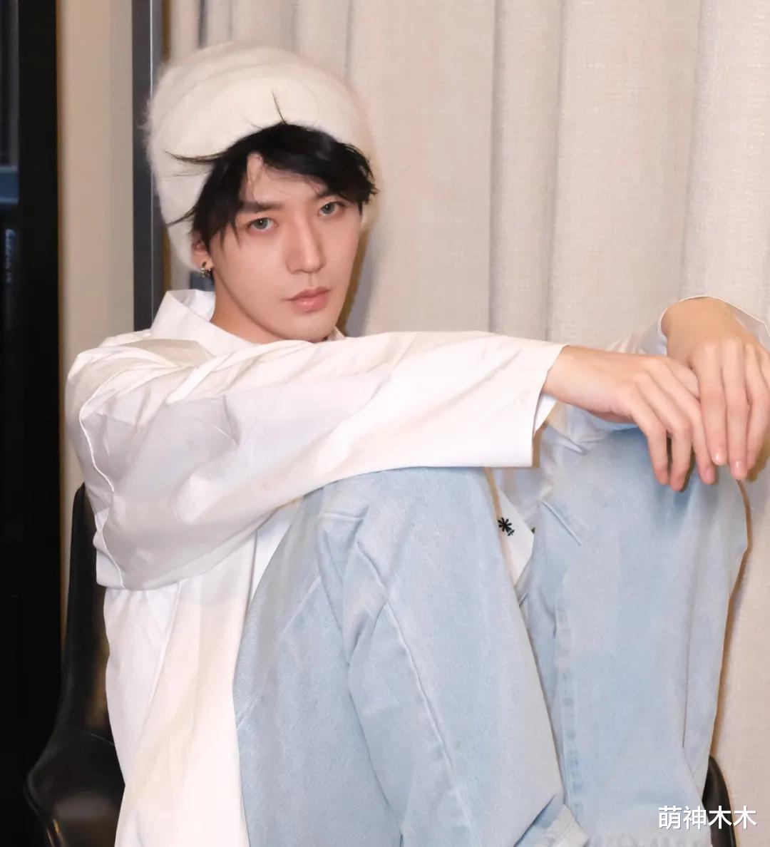 男星邓为送群演5毛饮料,给时尚圈送近千元蛋糕,遭质疑区别对待