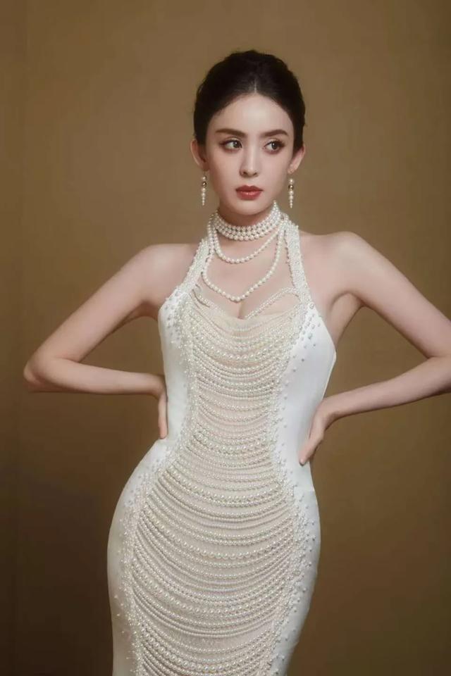 古力娜扎穿这条裙真的超级显气质 高贵优雅 绝绝子 好想拥有同款啊～