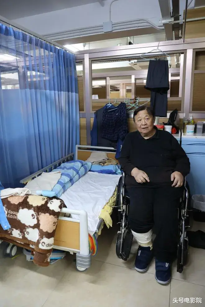 老戏骨坐轮椅!83版射雕老顽童周伯通晚年住养老院,女儿女友消失