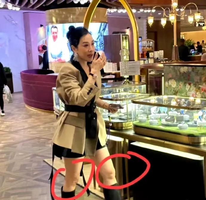 网友飞机上偶遇54岁的钟丽缇素颜 与大妈相差无几 网友直呼 女神幻灭