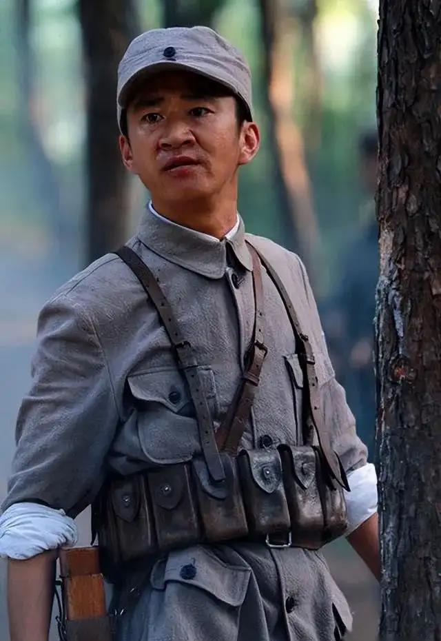 过气明星有多惨？农村走穴，摆摊还债，而他哭穷：卡里只剩100万