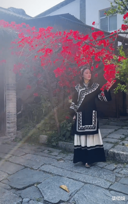 张馨予夫妇云南游玩甜蜜互拍,当老公面秀小蛮腰,何捷表情淡定