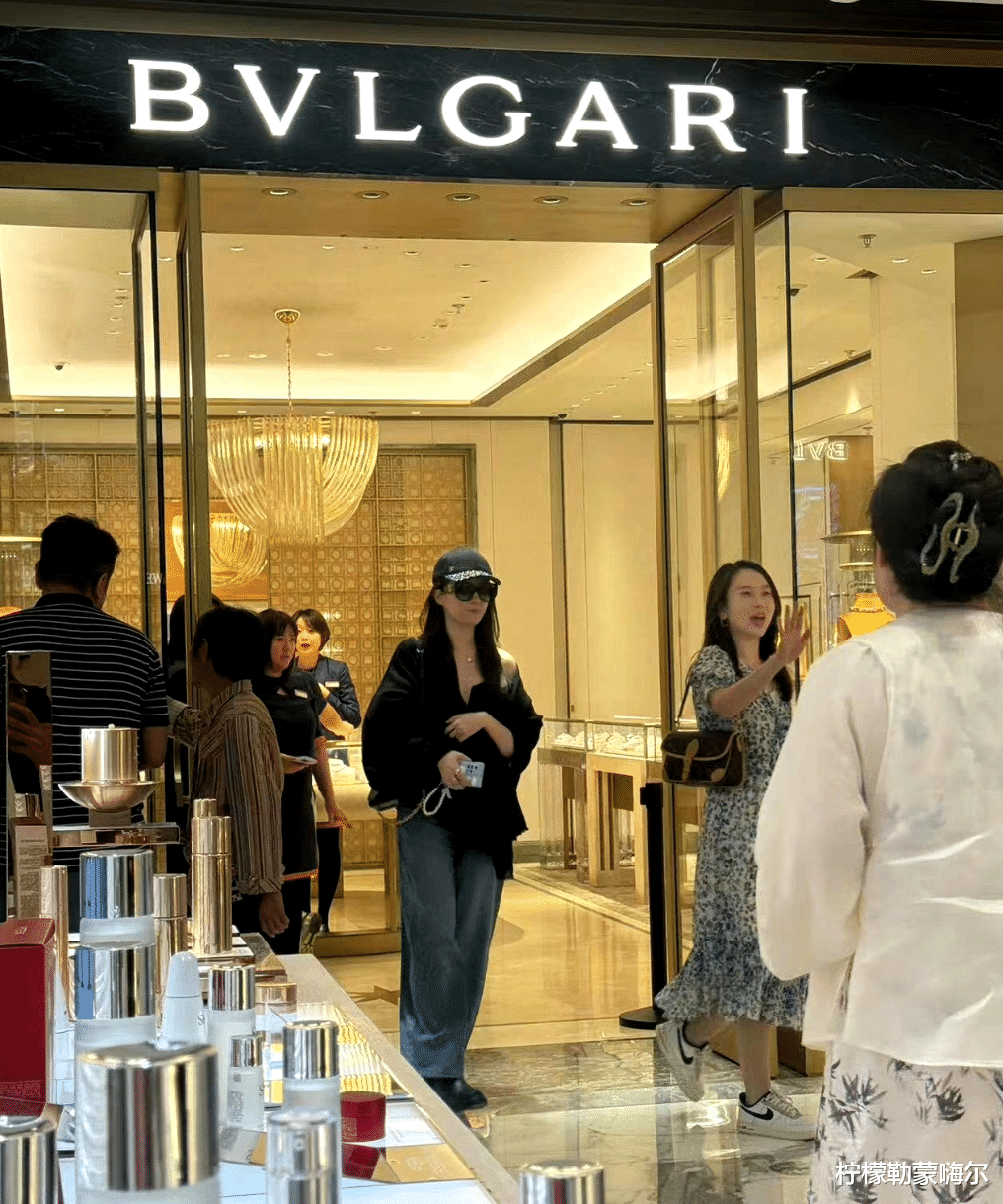 刘亦菲北京逛街被偶遇,背5万包包,穿6000短袖,气质美貌好出众