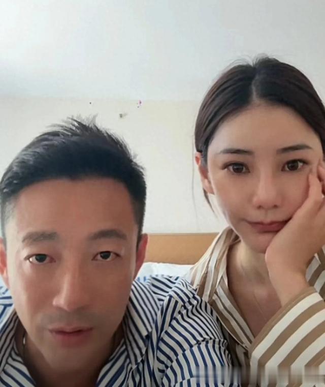 汪小菲夫妇直播,小菲夸小梅靓,美颜功能突然掉了,评论区好热闹