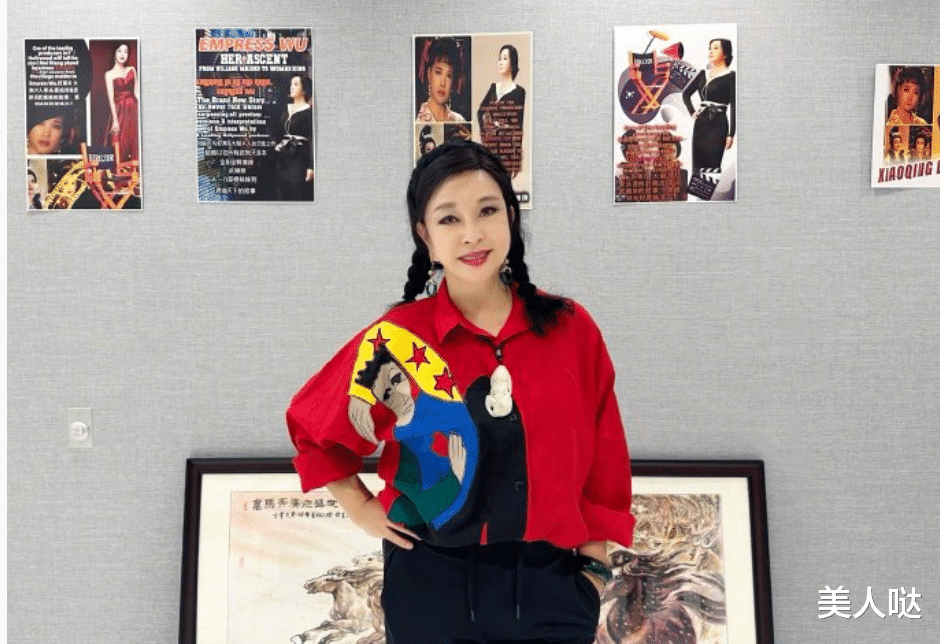 刘晓庆在美国豪宅晒照，73岁穿红穿花浓妆艳抹，奶奶的年纪却比小姑娘还时髦