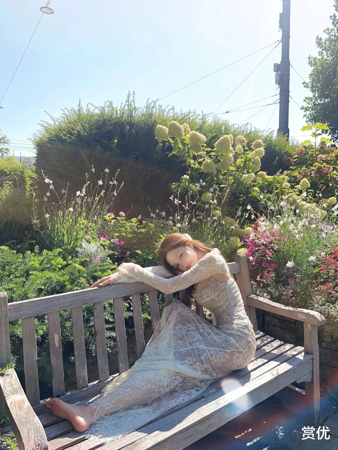 周扬青慵懒迷人 光洁美足