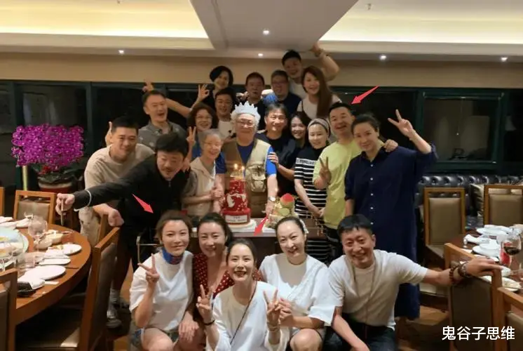 一场同学聚会,暴露了黄海波的“江湖地位”,难怪曲珊珊不离不弃