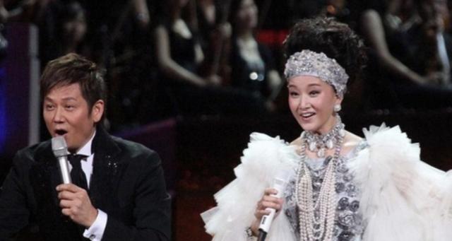 58岁宋祖英近况罕见曝光:住北京豪宅,穿香奈儿,身材丰腴不显老