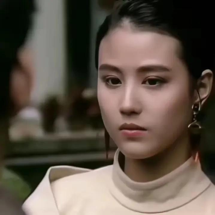 周海媚算不算顶级大美人?看看她和陈红、周慧敏合照就有答案了