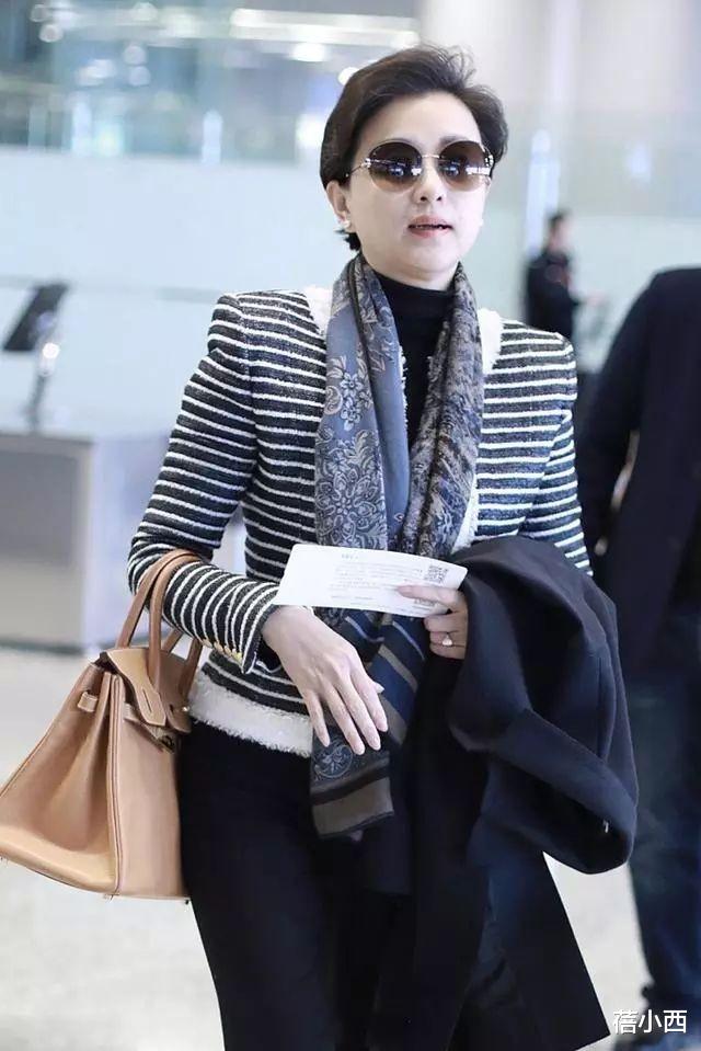 55岁杨澜带火了不费力穿搭:针织衫+牛仔裤+短发,时髦显瘦又洋气