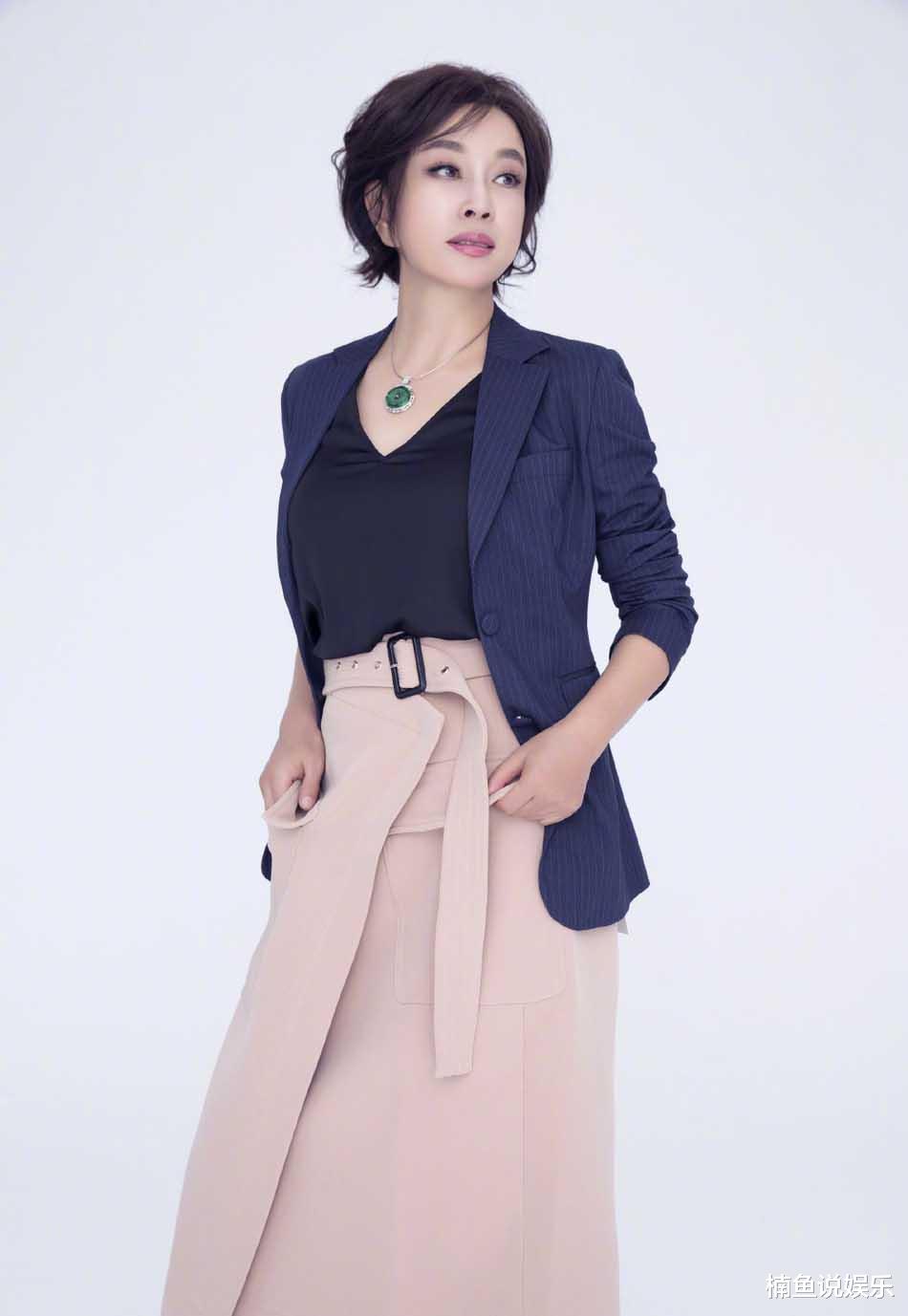 刘晓庆|73岁刘晓庆晒出1983年第一届“央视春晚”旧照,确实美得很过分