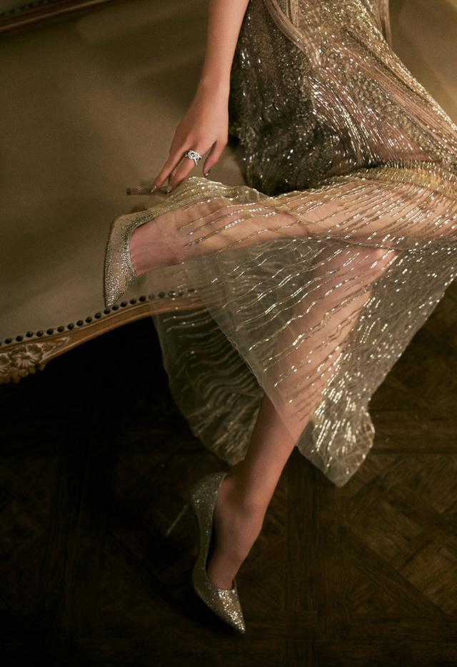 关晓彤啊 大长腿上长了个脖子