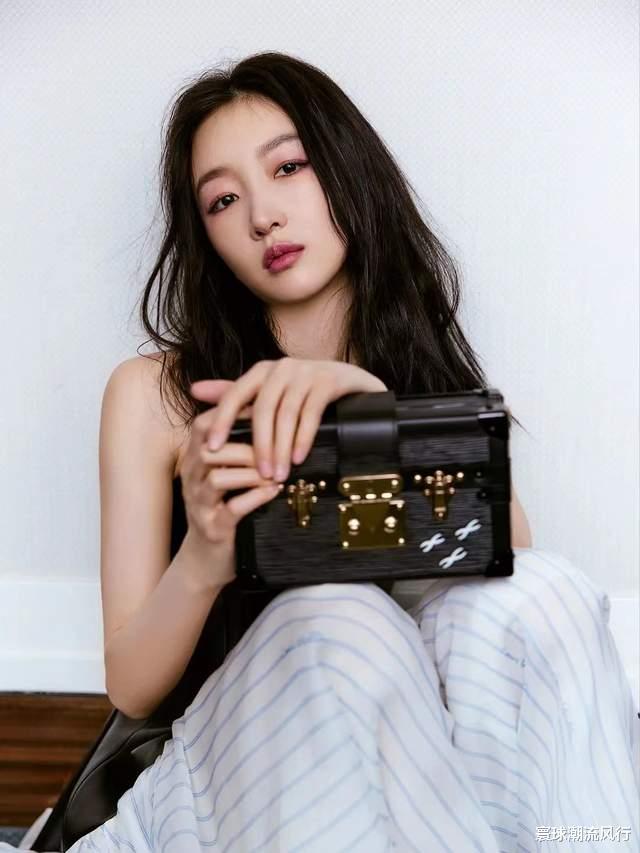 周冬雨LV大出风头！穿抹胸裙用英文交流好长脸，被富婆吐槽耍大牌