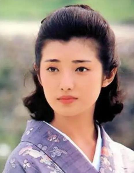 65岁山口百惠近况曝光!罗圈腿弯腰驼背,相比四十年前,变化太大