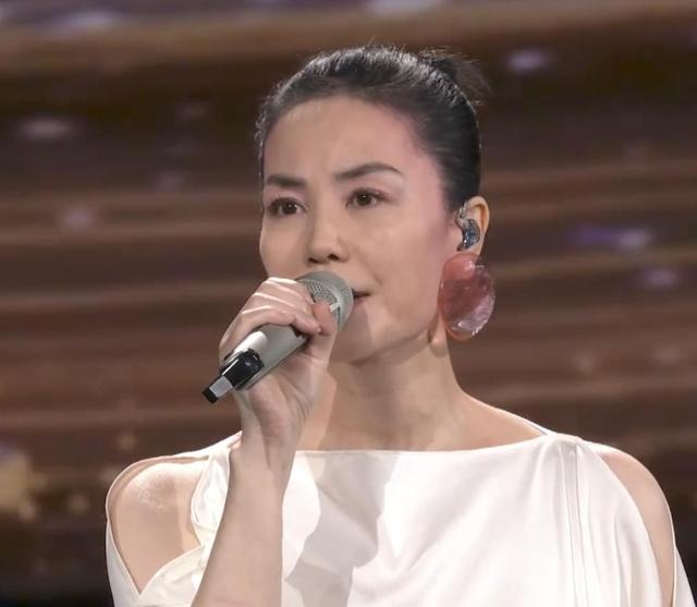 年初一谢霆锋带2个儿子街头漫步,父子三人一样高,他头发都白了