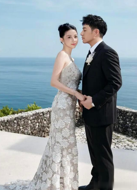 潘玮柏女儿首次露面,妻子身材恢复完美,一家三口游乐园其乐融融