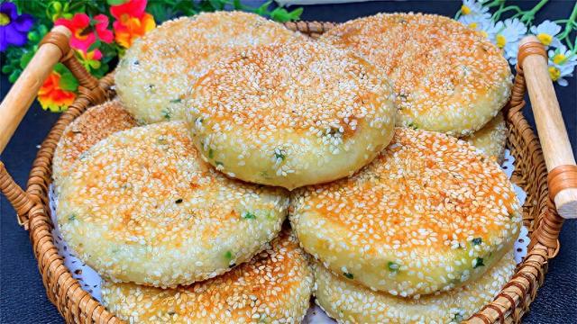 入秋后多吃这小饼,=外酥里软,葱香味浓郁,我家一周吃8次,真香