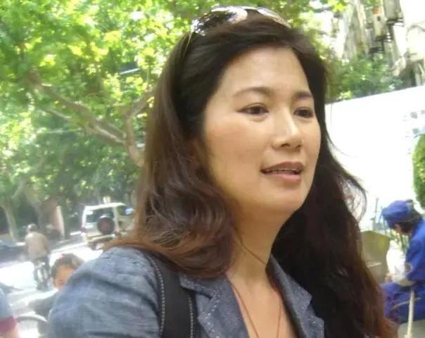 原来他们现实中是两父女，爸爸是视帝，女儿惊艳了那个时代