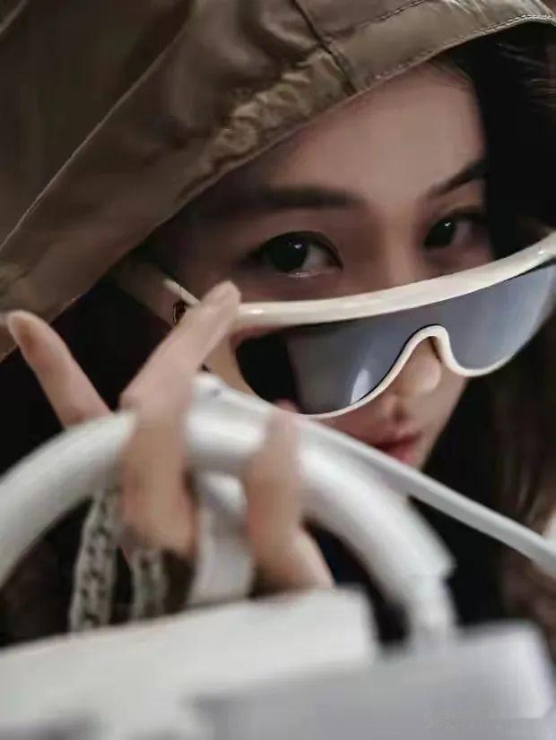 刘亦菲宋茜周冬雨机场生图比美，出发巴黎时装周，谁更胜一筹