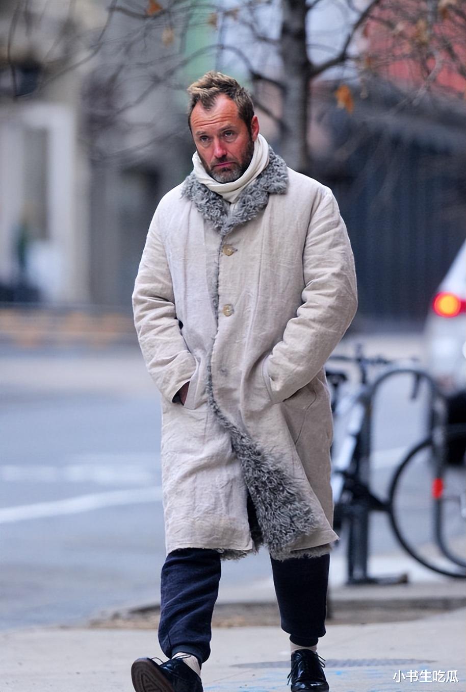 裘德洛真的是不抗老,和妻子像两代人,还好女儿遗传他的高颜值