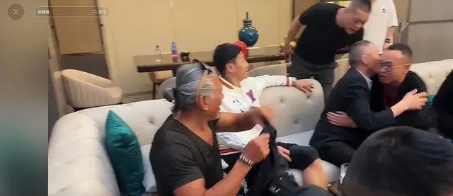 多位港星参加饭局!张耀扬敬酒懂江湖规矩,吴启华喝嗨了脸色通红