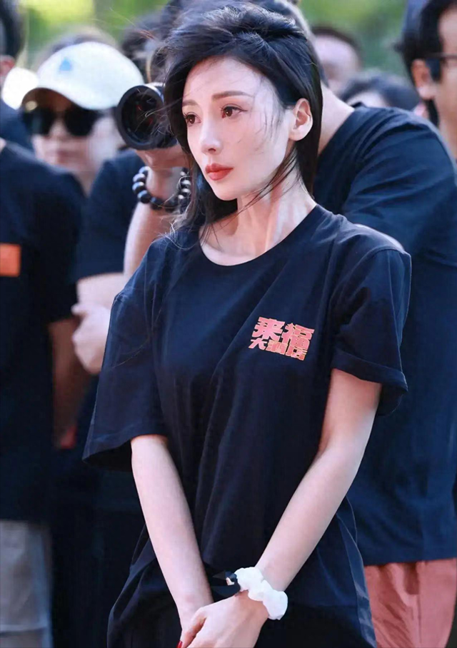 43岁的柳岩怎么了?她的状态太不“正常”了,谁看了谁害怕