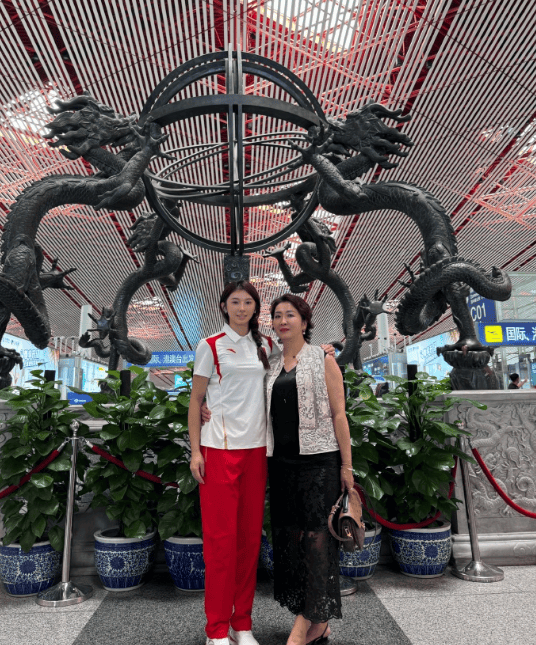 吴艳妮妈妈穿旗袍现身赛场!风韵犹存身材抢眼,母女同框似姐妹