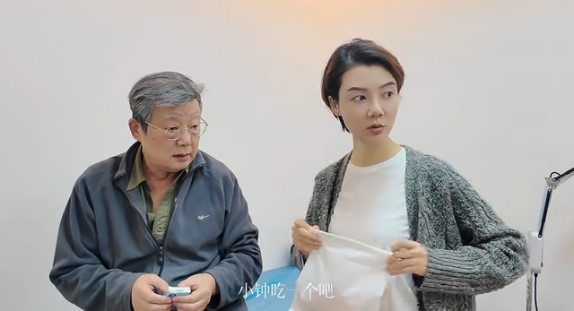 车晓晒照陪母亲过春节，小酌满脸通红，70岁王丽云满头黑发不显老