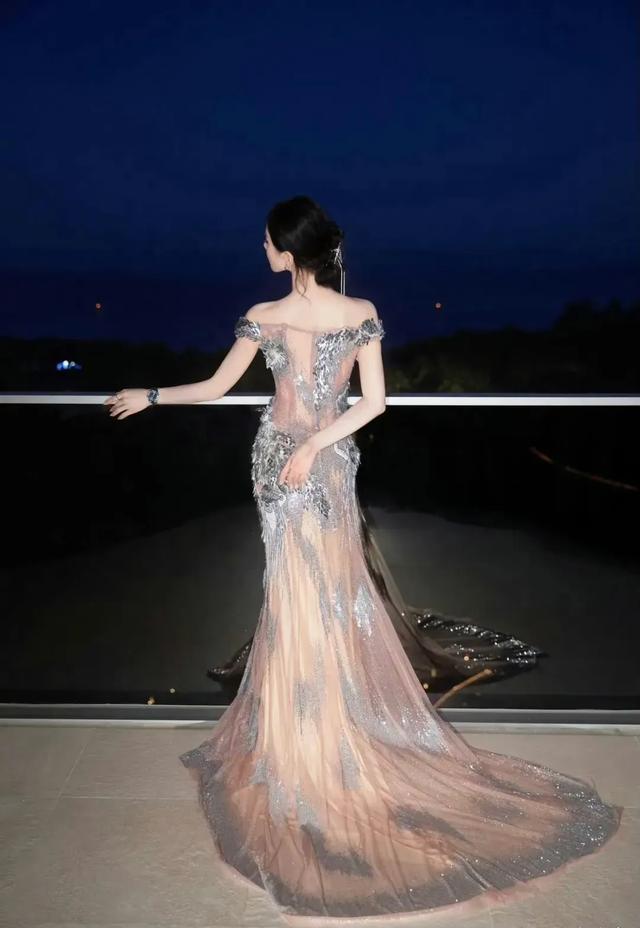 刘诗诗：盈盈一握小蛮腰，气质如兰！现出迷人完美的腰臀比！