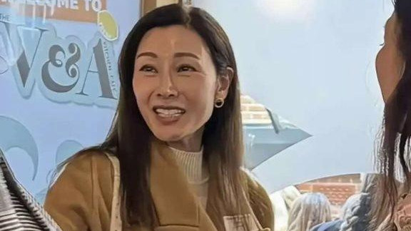 54岁李嘉欣近照曝光，脸型消瘦老态尽显，网友调侃变化太大