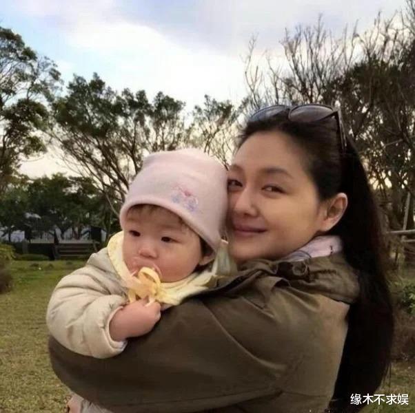 大S儿子向张兰索要26万礼物,张口闭口不离钱,被大S彻底带偏!