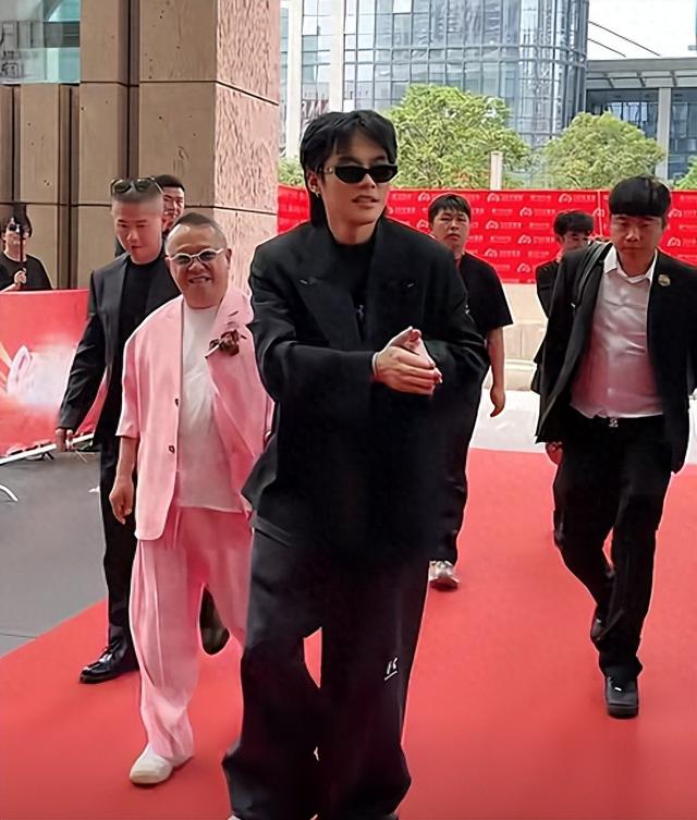 “曾志伟合影扫胸事件”愈演愈烈，第二种解释来了，这才合理