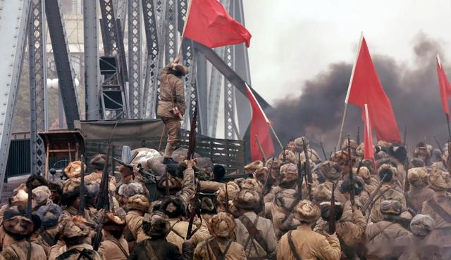 两版《大决战》战争场面PK:老版像是真实战场,新版只能算过家家