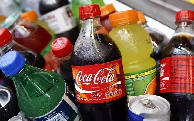 尿毒症是喝出来的？医生告诫：即便是铁打的肾，这3种水也要少喝